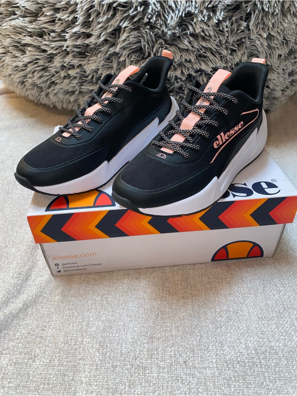 NWT Ellesse Morona Runner Women's Black and Pink Sneakers Size 6 (With Box)